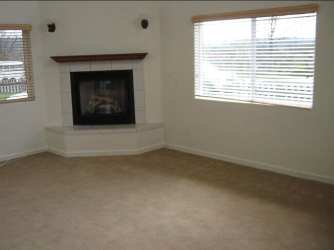 Building Photo - Large 2 story 3 bedroom home