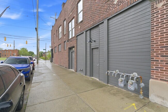 Building Photo - 804 1/2 E Main St