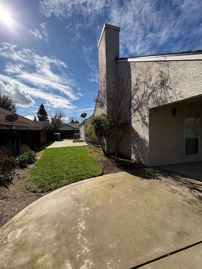 Building Photo - 697 Cromwell Ave