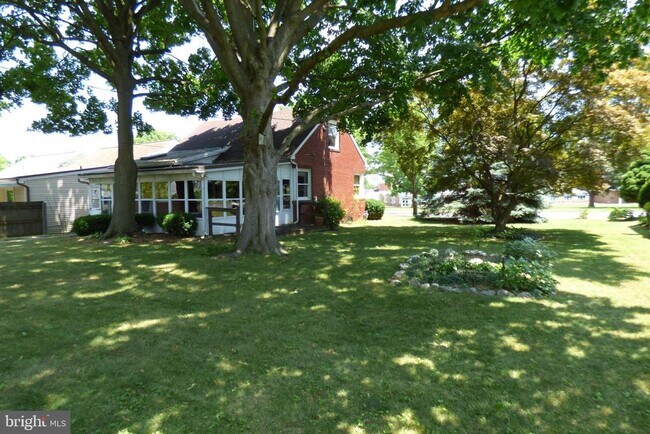 Building Photo - 430 Moul Ave