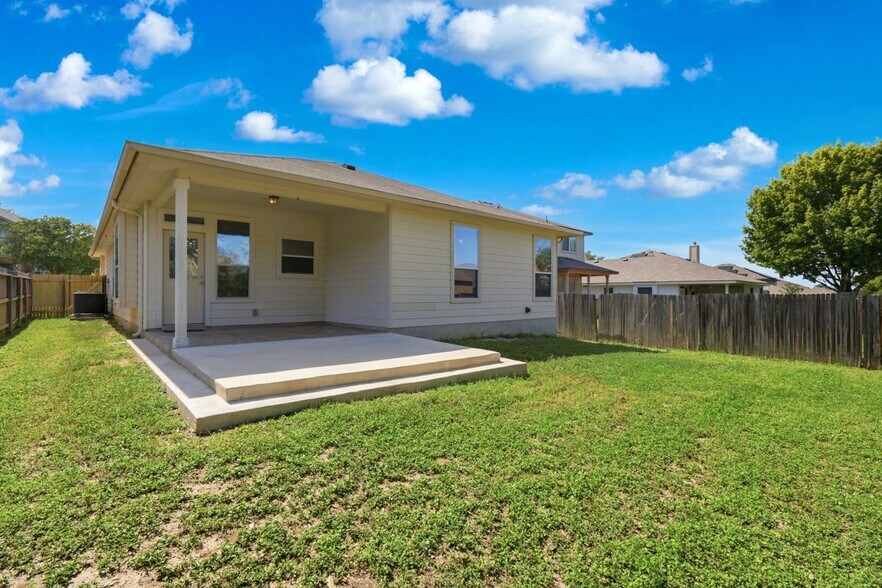 Building Photo - 810 Campion Red