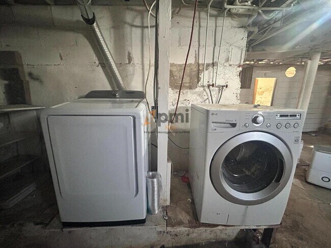 Building Photo - 6 Willow St