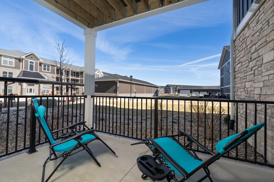 Building Photo - 5861 Royal Ln