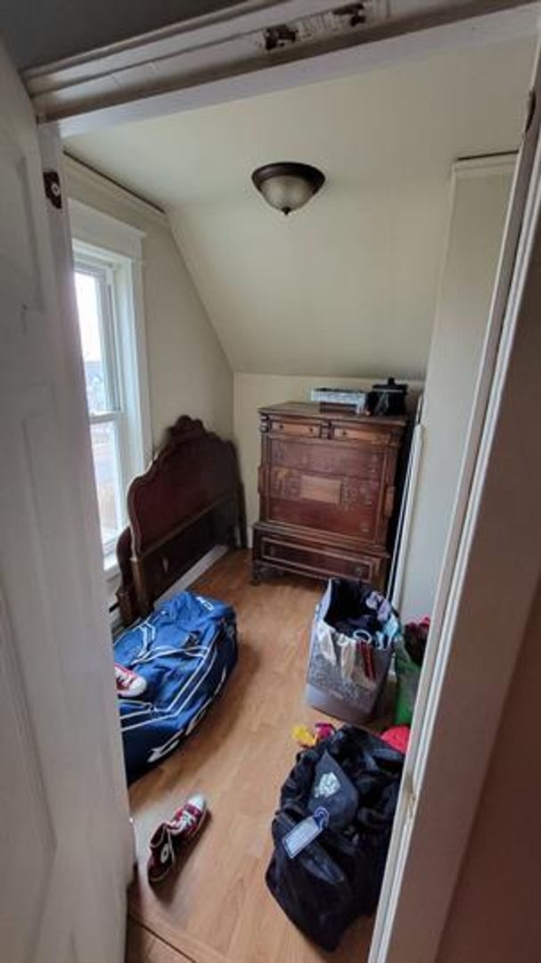 Building Photo - 617 E 8th St