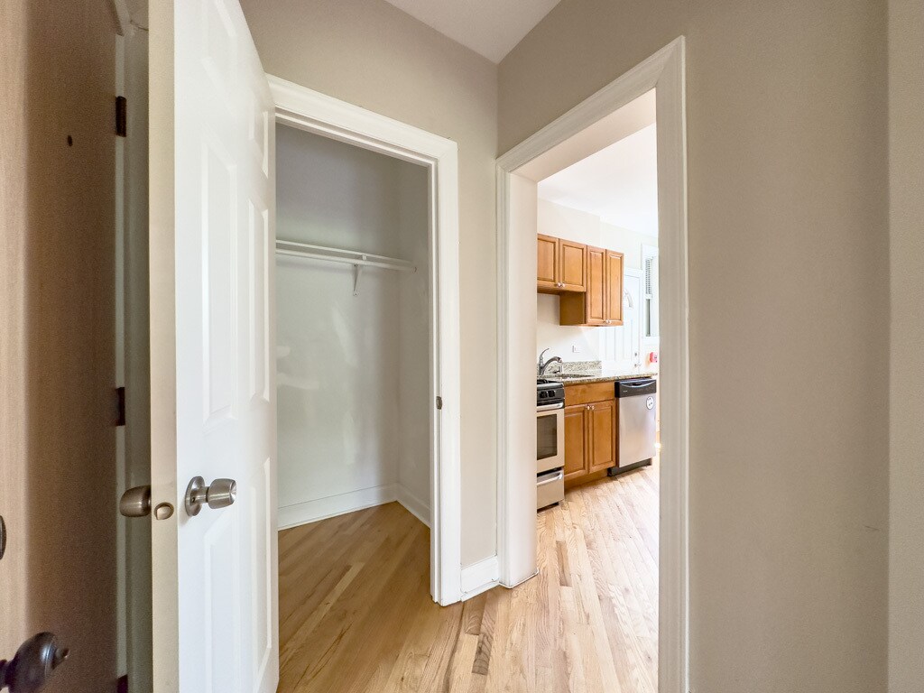 Building Photo - 913 Green Bay Rd