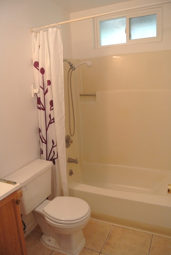 Building Photo - Adorable 2 bedroom, 1 bathroom In Pittsbur...