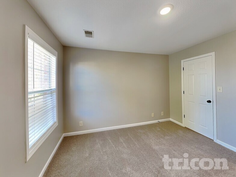 Building Photo - 935 Willow Circle