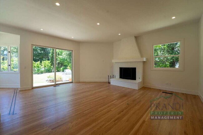 Building Photo - 121 Laurel Grove Ave
