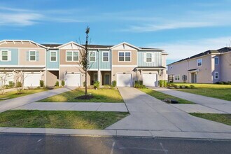 Building Photo - 3-Bedroom Oak Hammock Townhome – Internet Included!