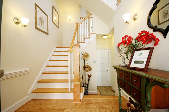 Building Photo - Inviting End-Unit Old Trail Townhome