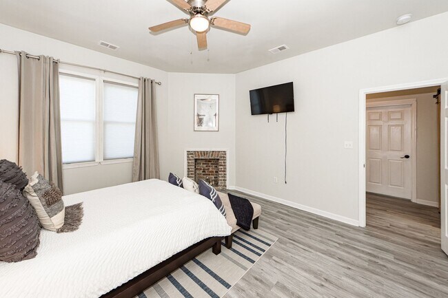 Building Photo - 3 BD 2.5 Bath Charming Home