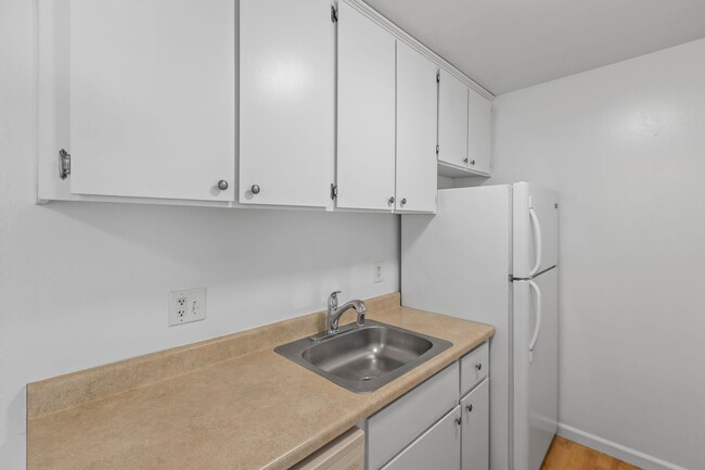 Building Photo - Charming 1 bedroom, 1 bathroom condo nestl...