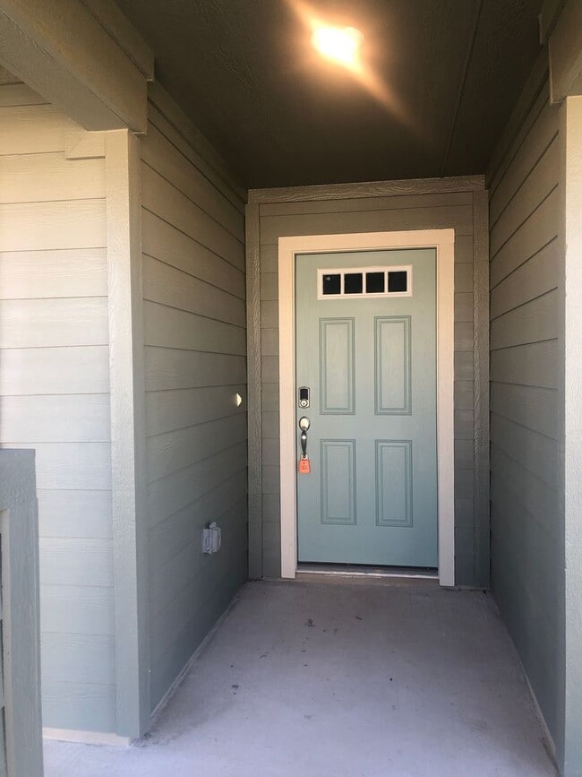 Building Photo - -=Available April 2026=-  4BR/2BA w/ Fenced Yard + Covered Parking in Hutto, TX