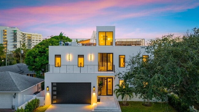 Building Photo - 214 28th St