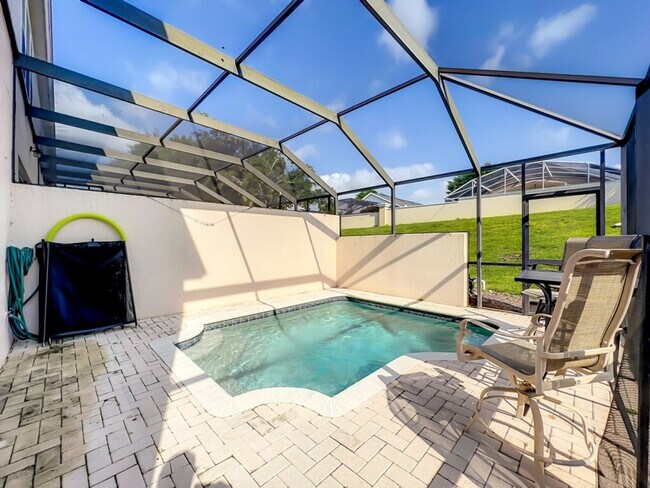 Building Photo - 2421 Silver Palm Dr