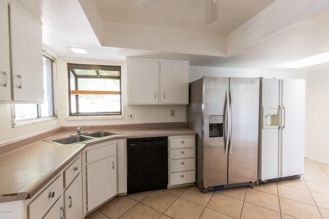 Building Photo - Great Tri-Level home close to ASU