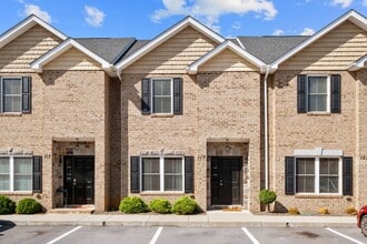 Building Photo - Stunning Cedar Point Townhome – Dual Suites & Modern Finishes