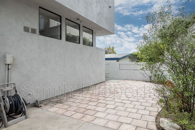Building Photo - 604 N Irena Ave
