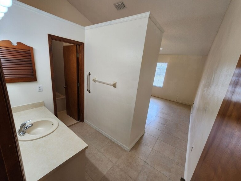 Building Photo - 818-817 7 Gables Cir SE