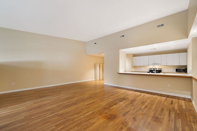 Building Photo - Stylish Studio Condo in Downtown Asheville – Rare Top-Floor Find