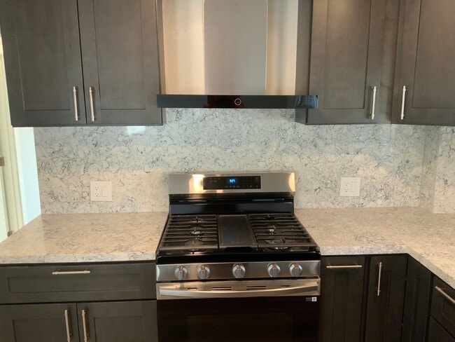 Building Photo - Beautifully remodeled 3 bedroom 2 bath Pin...