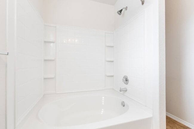 Building Photo - Charming Home Awaits: Spacious & Modern Living in a Prime Location