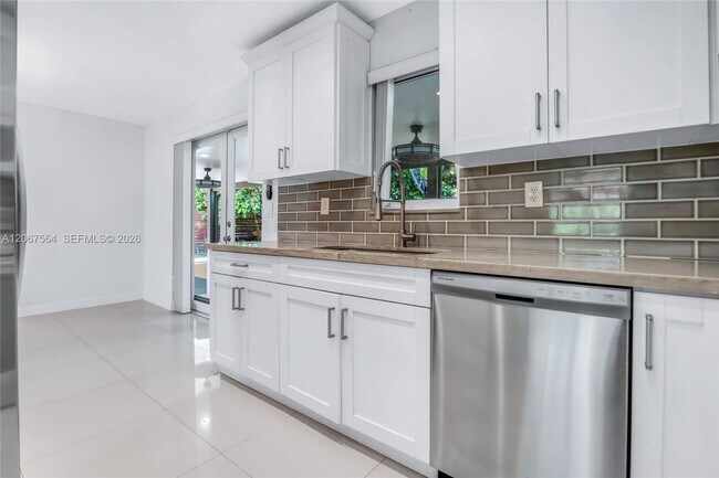 Building Photo - 9841 Dominican Dr