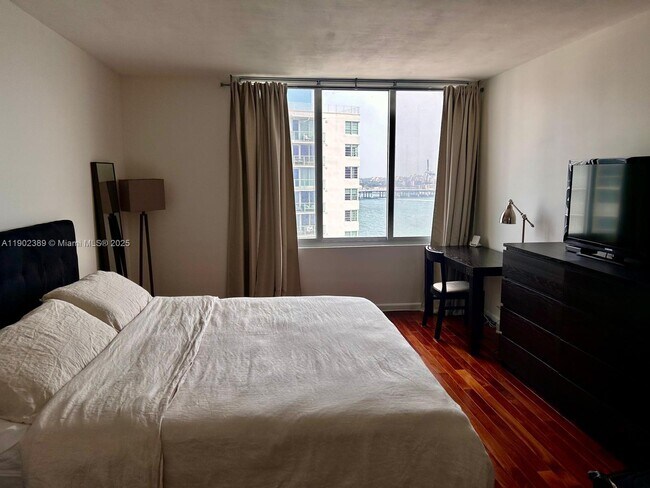 Building Photo - 1000 West Ave