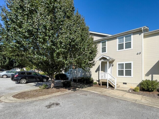 Building Photo - Spacious Three-Bedroom Townhouse in West A...