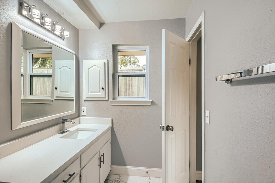 Building Photo - Welcoming single-story Plano home near Lib...