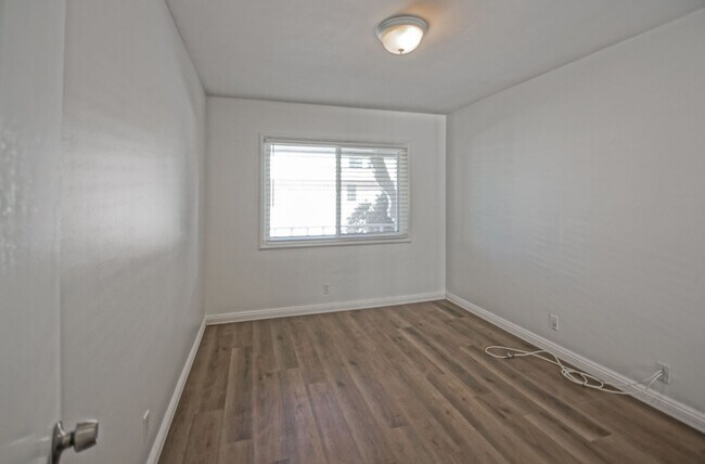 Building Photo - Remodeled & Incredibly Charming, 1BR1BA No...