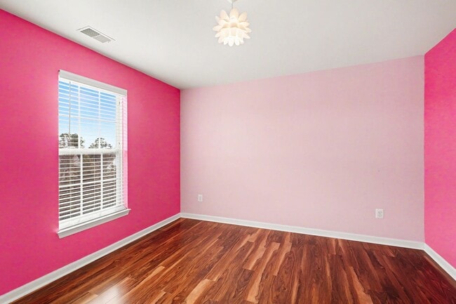 Building Photo - Spacious 5-Bedroom Fredericksburg Home with Flexible Living & Over 3,500 Sq Ft