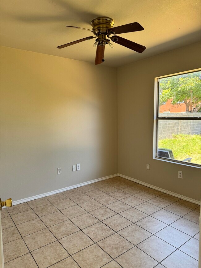 Building Photo - 2615 Bandera Dr