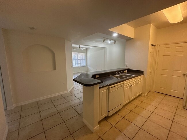 Building Photo - 2 / 2 Lakefront Condo