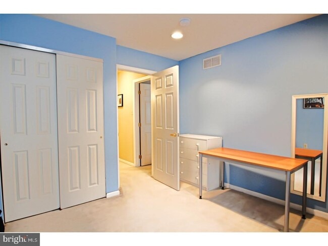Building Photo - 216 Warwick Way