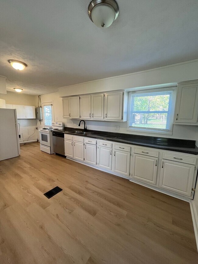 Building Photo - 3 Bedroom 1.5 Bathroom Home with Fenced in...