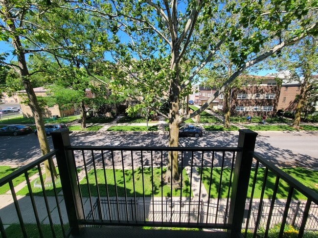 Building Photo - 7411 N Claremont Ave