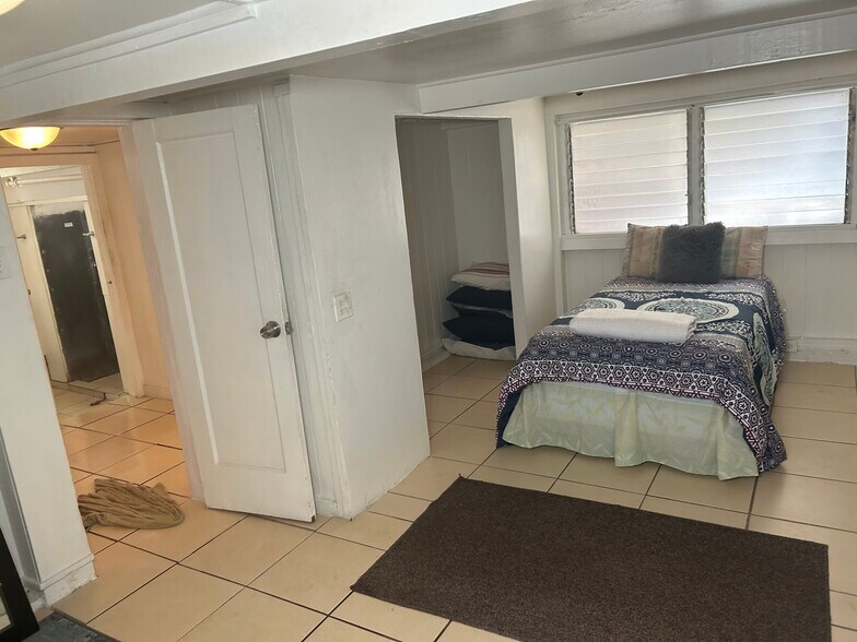 Building Photo - 1733 Hoe St