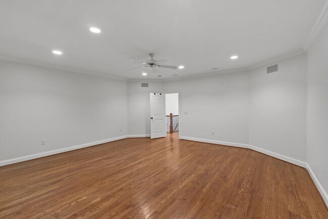 Building Photo - 2019 Overhill Dr