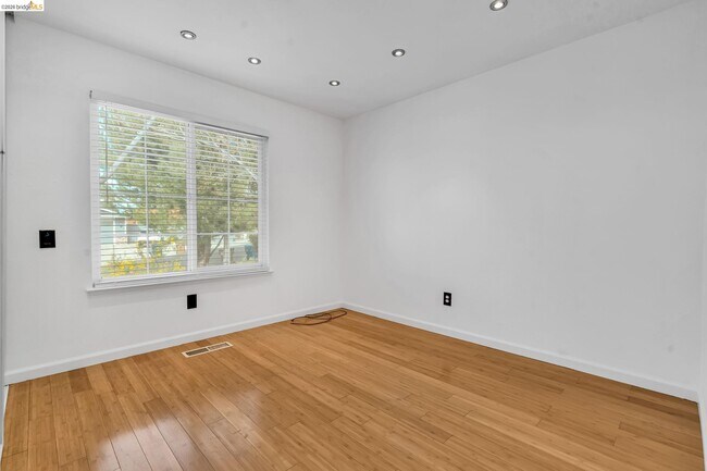 Building Photo - 909 Halite Way