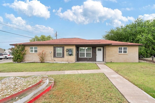 Building Photo - 1104 N Bedell Ave