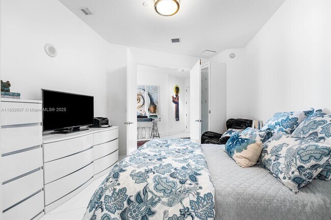 Building Photo - 15811 Collins Ave