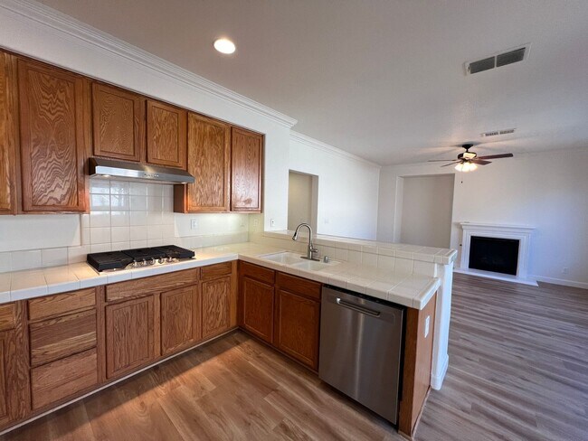 Building Photo - 5 bedroom home located in Sylvan School District!