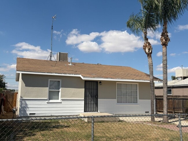 Building Photo - Cute 2 Bedroom 1 Bath Home. Must See!! Rent $1450 Deposit $1450 New Paint Inside and Out! New Flo...