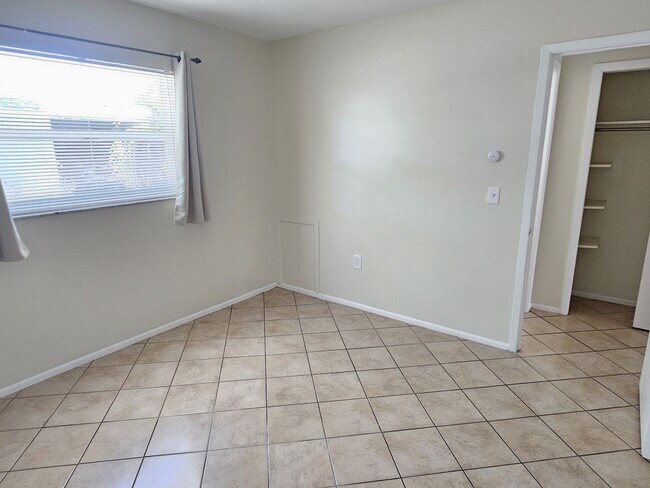 Building Photo - Annual Unfurnished 2 Bedroom 2 Bathroom Duplex with a Carport on Venice Island!