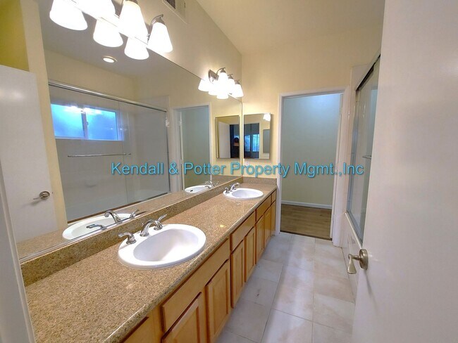 Building Photo - Spacious Ground-Floor 3BD/2BA Condo in Prime Scotts Valley Location