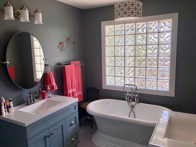 Building Photo - Beautiful Furnished Croatan Beach Home.