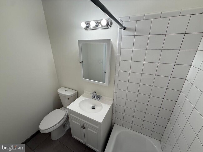 Building Photo - 2754 Hollywood Rd