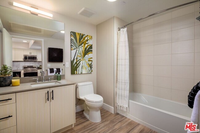 Building Photo - 201 N La Brea Ave