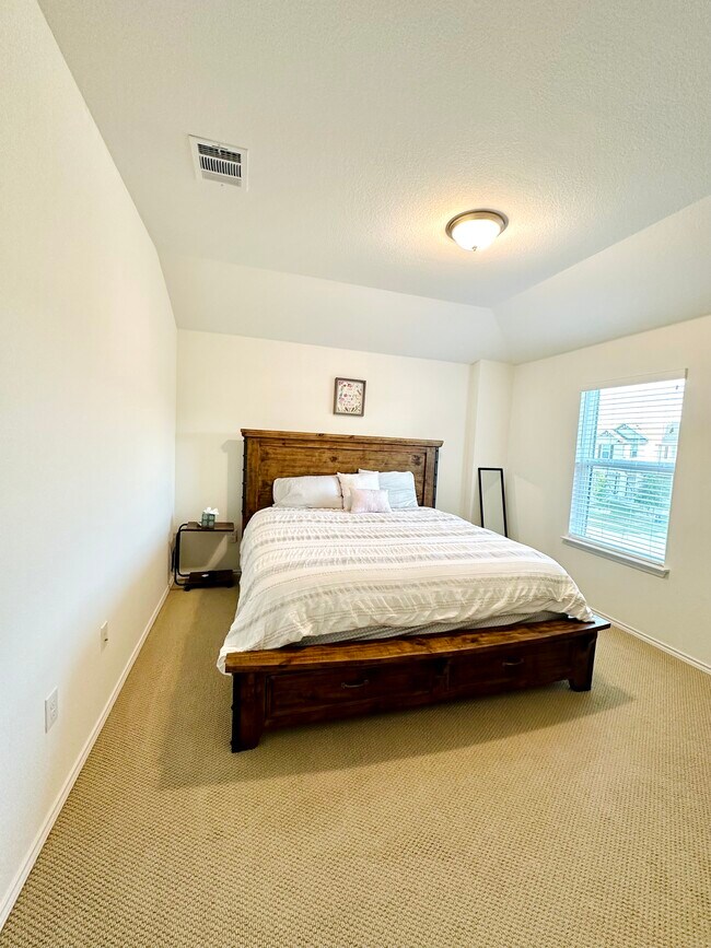 Building Photo - 524 Ayinger Ln